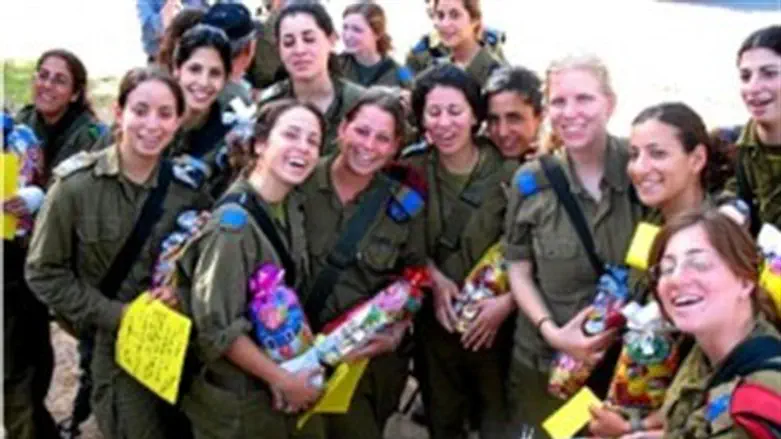 UWI Celebrates Purim with Soldiers