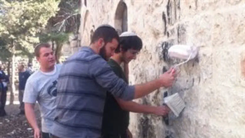 מנקים את המסגד