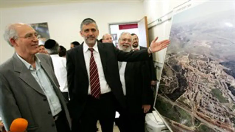 יפקח? שר הפנים ישי בביקור באלעד