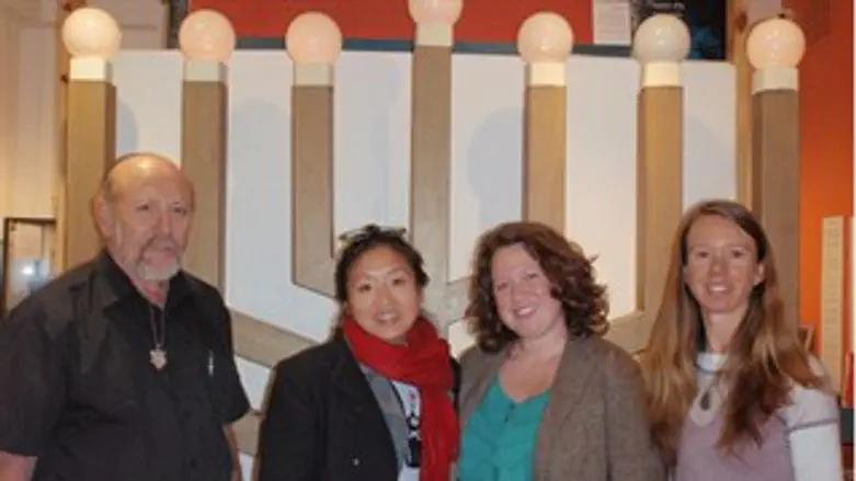 צוות הקונסוליה ומנהל המוזיאון