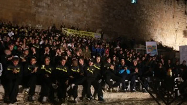 שחקני בית"ר מדליקים