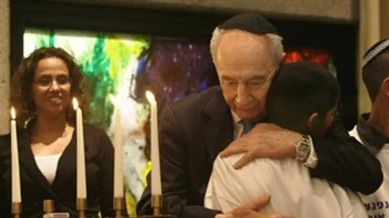 הנשיא מחבק את אחד מנערי בר המצוה