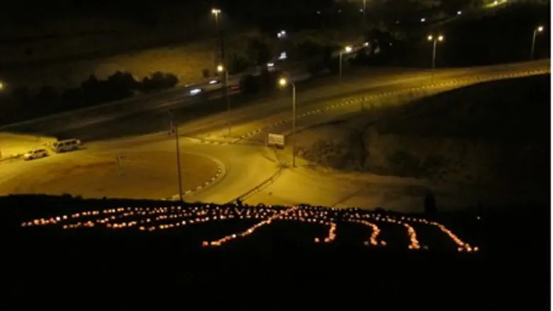 Giant Menorah publicizes Miracle of Chanukah