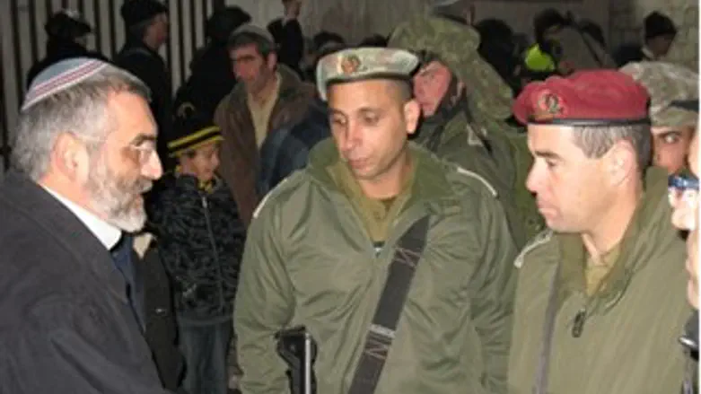 ח"כ מיכאל בן ארי עם החיילים בקבר יוסף