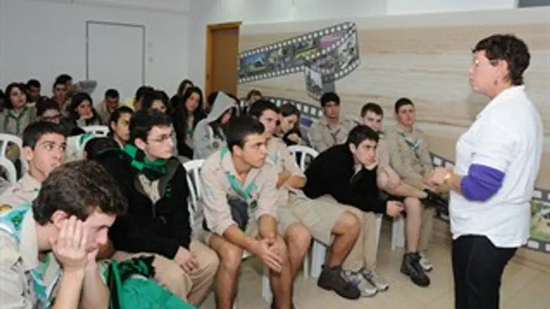 חניכי 'הצופים' באתר ההנצחה לגוש קטיף