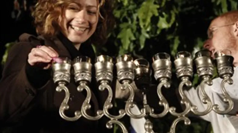 טניה מהאוטובוס באשדוד מדליקה נרות בהפגנה