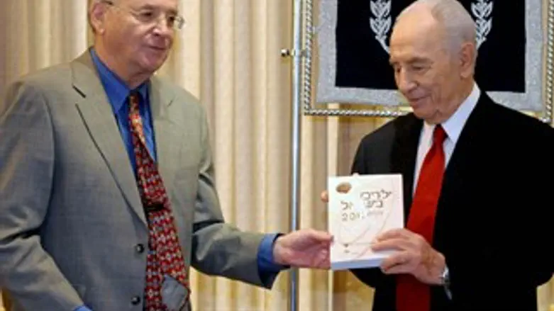 קדמן והנשיא בטקס מסירת הדו"ח