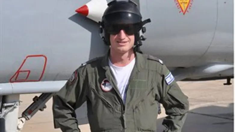 סגן י' על רקע המטוס