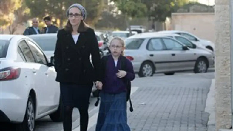 הילדה נעמה מרגוליס הולכת לביה"ס. הבוקר