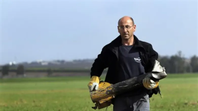 Israel Police sapper carries Qassam in Sha'ar