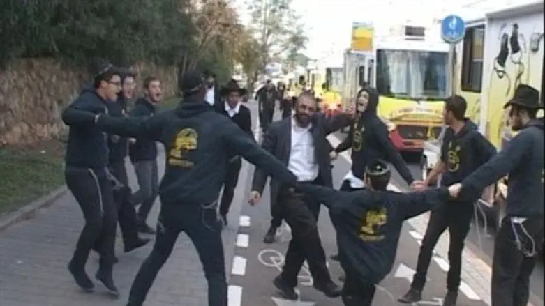Танки подъехали прямо к Стене Плача