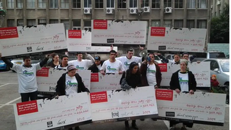 Raananim holds 'checks' in protest