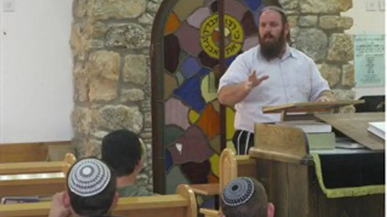 הרב יעקב אידלס מעביר שיעור בישיבת חיצים
