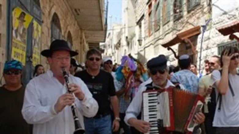 אחיעזר בתהלוכת בית עבו