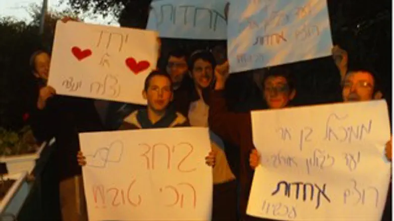 ההפגנה אתמול מול ביתו של כצל'ה