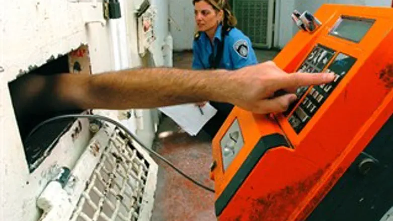 גם זו דרך להעביר הוראות החוצה