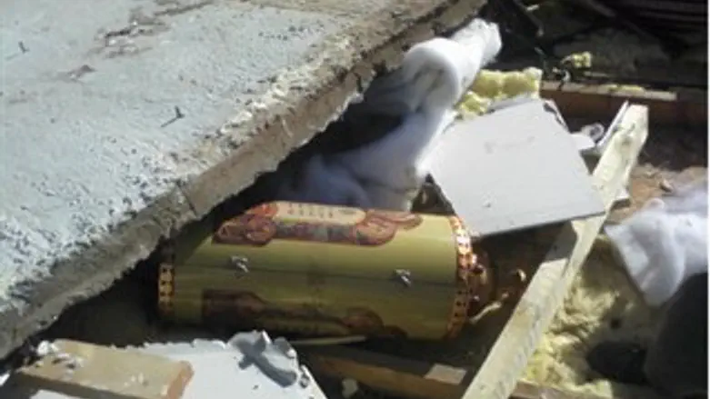 ספר התורה מבוזה בהריסות הבית