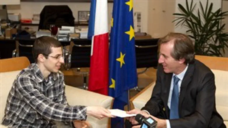 גלעד שליט עם שגריר צרפת ביגו