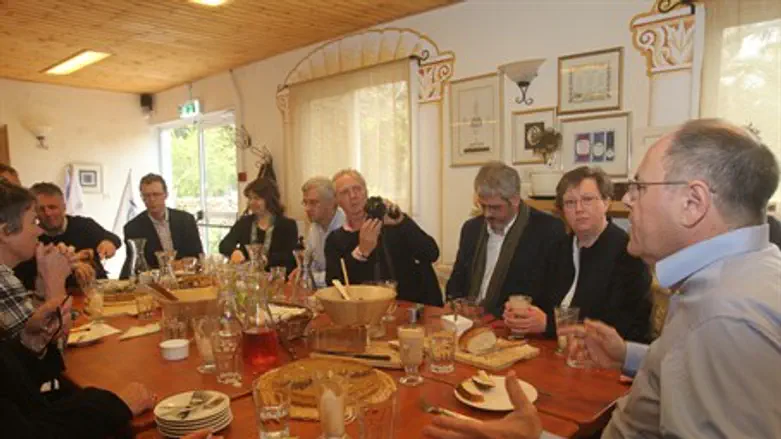 Christian clergyman have lunch in Judea and S
