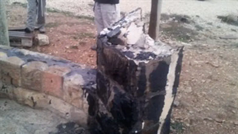 האנדרטה השבורה.