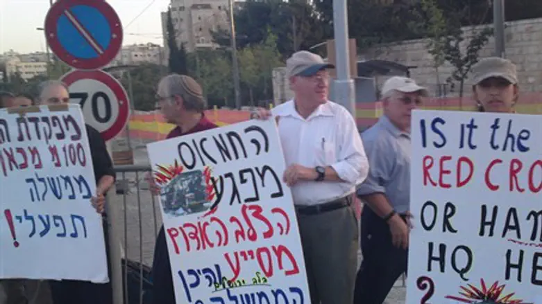Protesting Hamas at Red Cross HQ