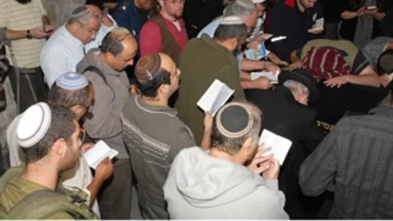 מתפללים אמש בקבר יוסף
