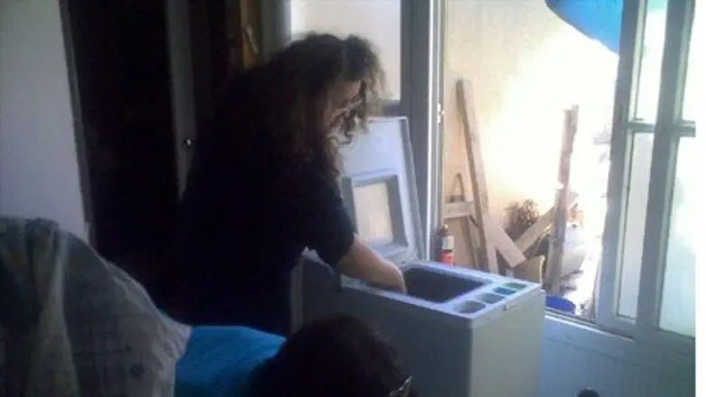 Friends working together at Natan's house