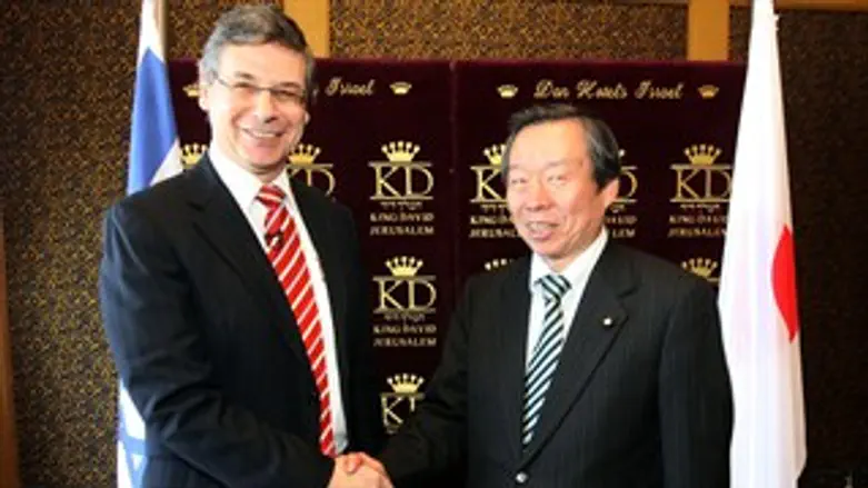 דני אילון עם סגן שר החוץ היפני