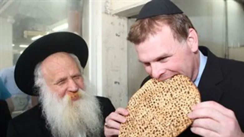 שר החוץ הקנדי עם מצה של חב"ד