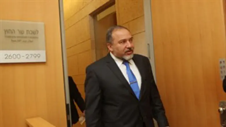 ליברמן בפתח לשכתו