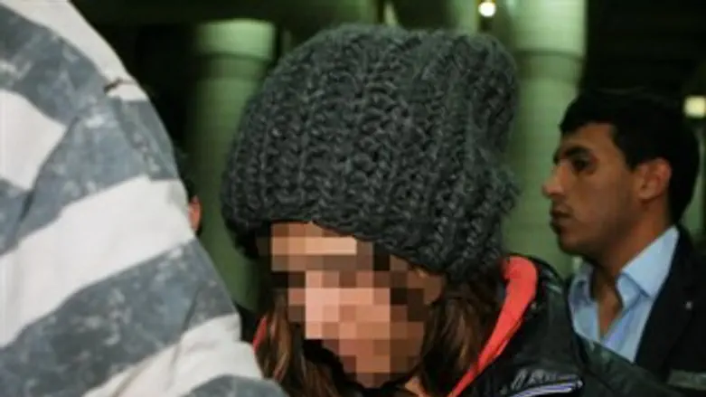 אם התינוק בצאתה מחקירה