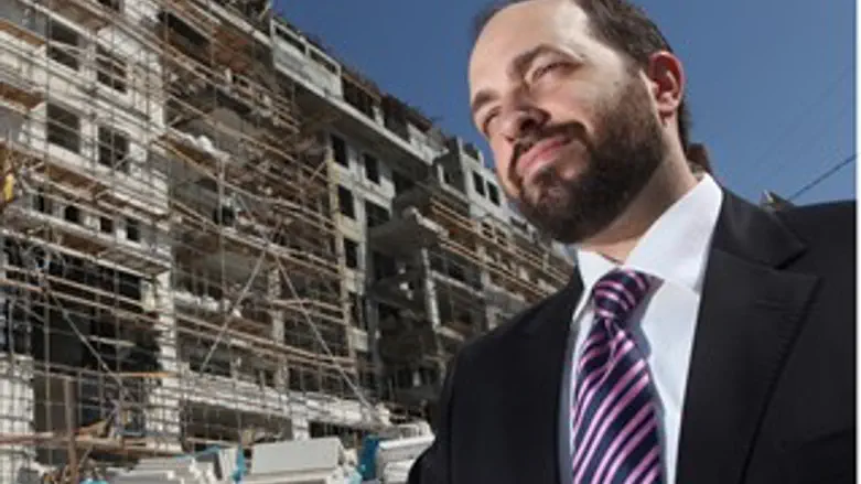 אטיאס באתר בנייה בירושלים