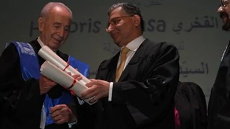 שמעון פרס מקבל תואר לשם כבוד