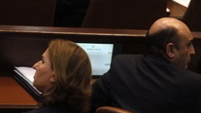 האשמות הדדיות. מופז ולבני