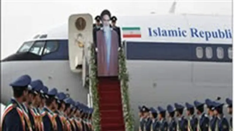 דמות הקרטון וחיילי חיל האוויר האיראני