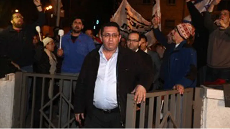 איינטרס שלו? עופר עיני