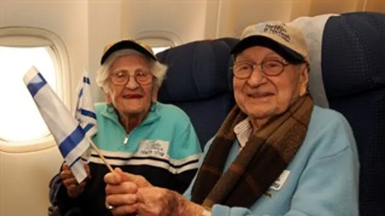 דורות'י ופיליפ גרוסמן במטוס רגע לפני הנחיתה