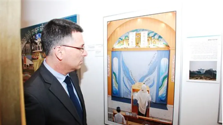 Education Minister Gideon Sa'ar at Gush Katif