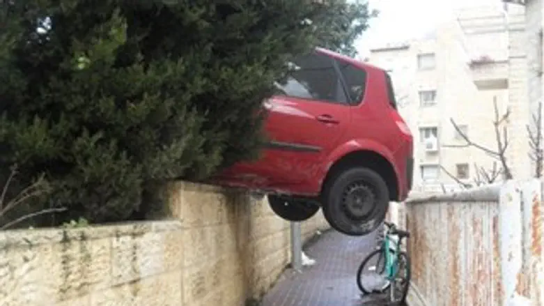 הרכב נתלה מעל השביל