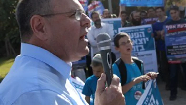 מזהיר. דני דיין