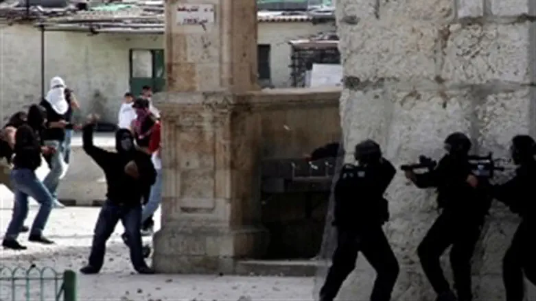 Arabs stone police, tourists on Temple Mount