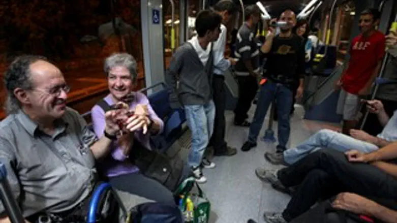 נוסעים ברכבת הקלה