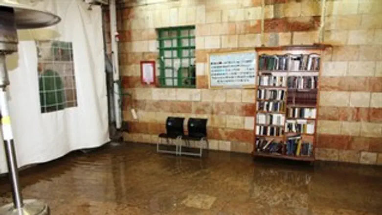 ההצפה במערה (צולם ביום א' לאחר ירידה במפלס המ