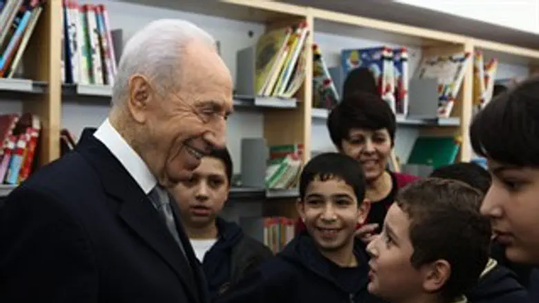 פרס נפגש עם התלמידים