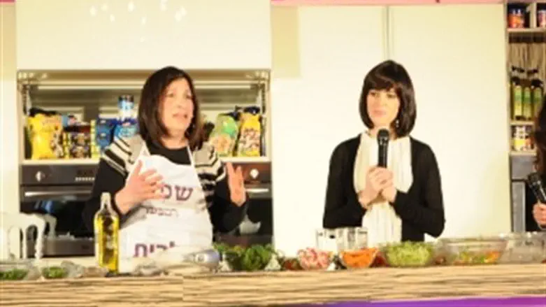 Finalist (left) in hareidi women's chef conte