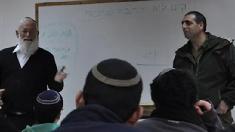 אורח בישיבת הגולן. אל"מ בוכריס