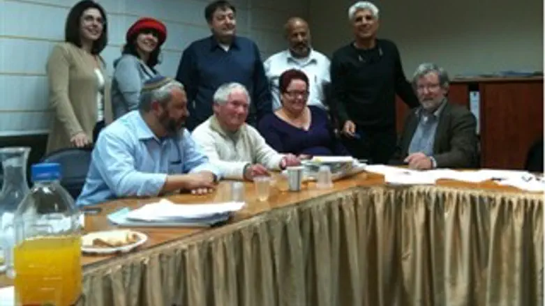 חותמים על ההסכם