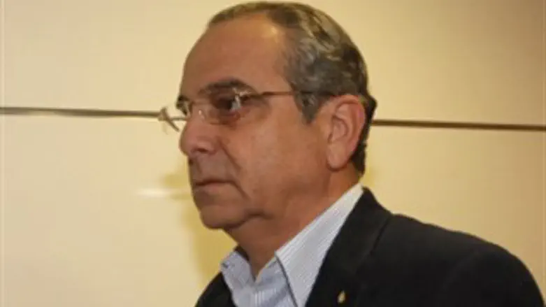 קנה את המפעל. ברוש