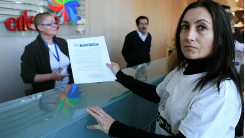 Representatives of consumer protest groups ha