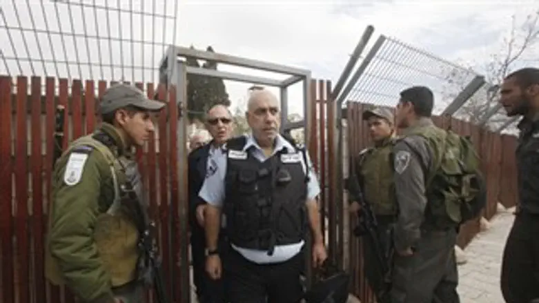 ניסו שחם יוצא מהר הבית